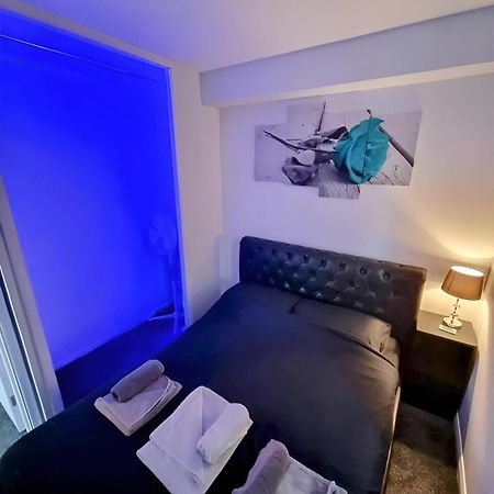 Sleek & Stylish - E15 Apartment With Parking Лондон Экстерьер фото
