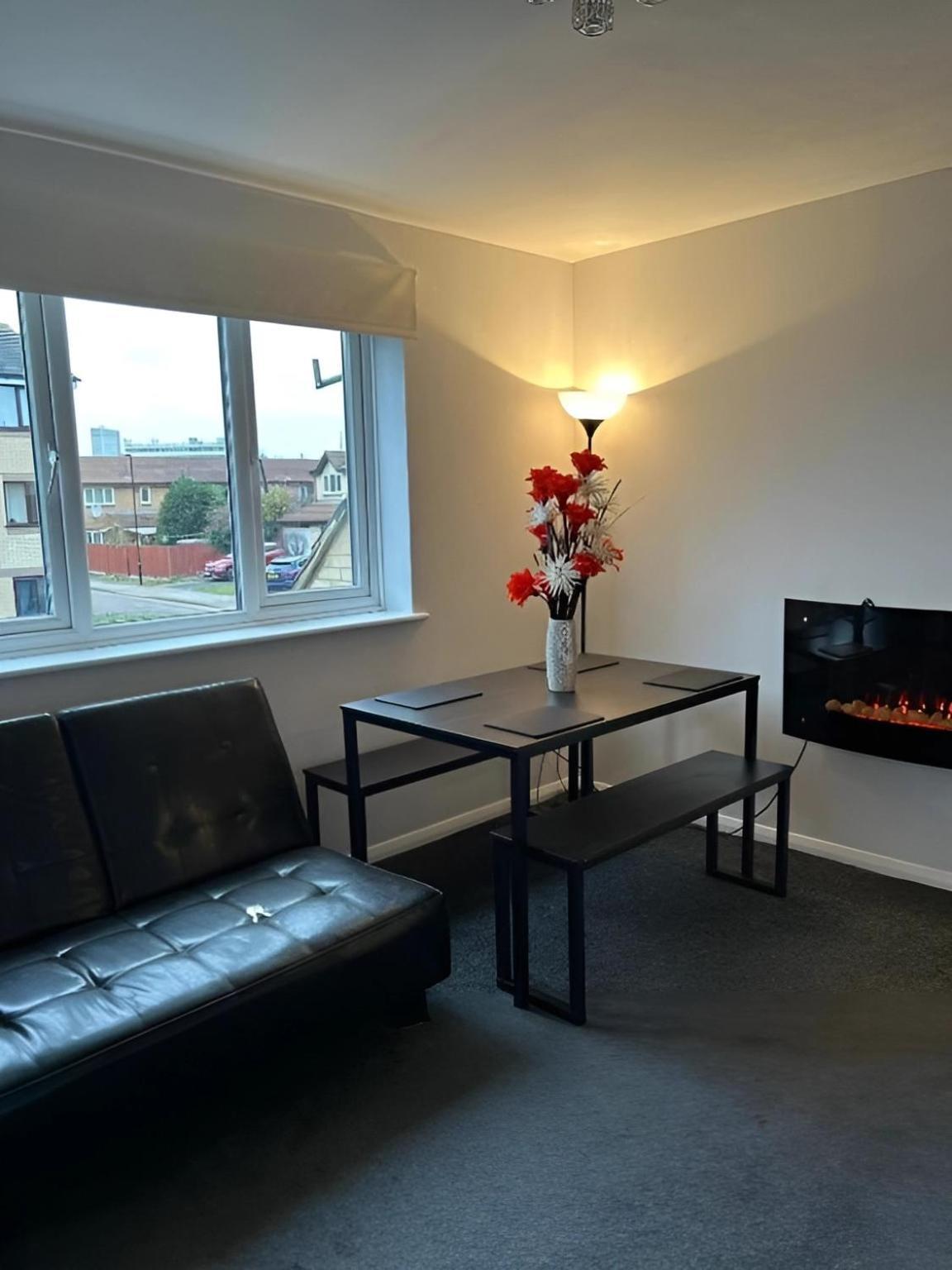 Sleek & Stylish - E15 Apartment With Parking Лондон Экстерьер фото
