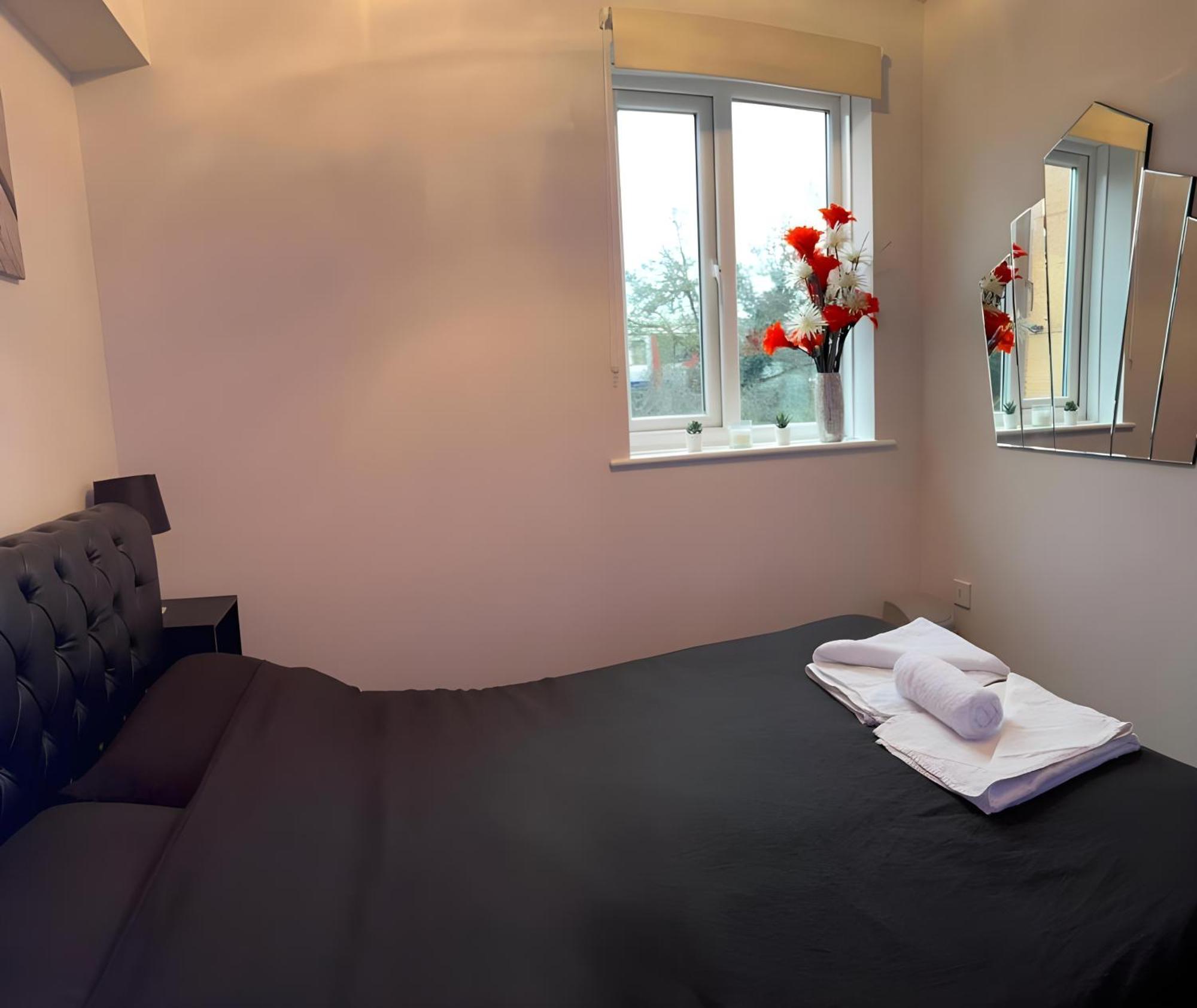 Sleek & Stylish - E15 Apartment With Parking Лондон Экстерьер фото