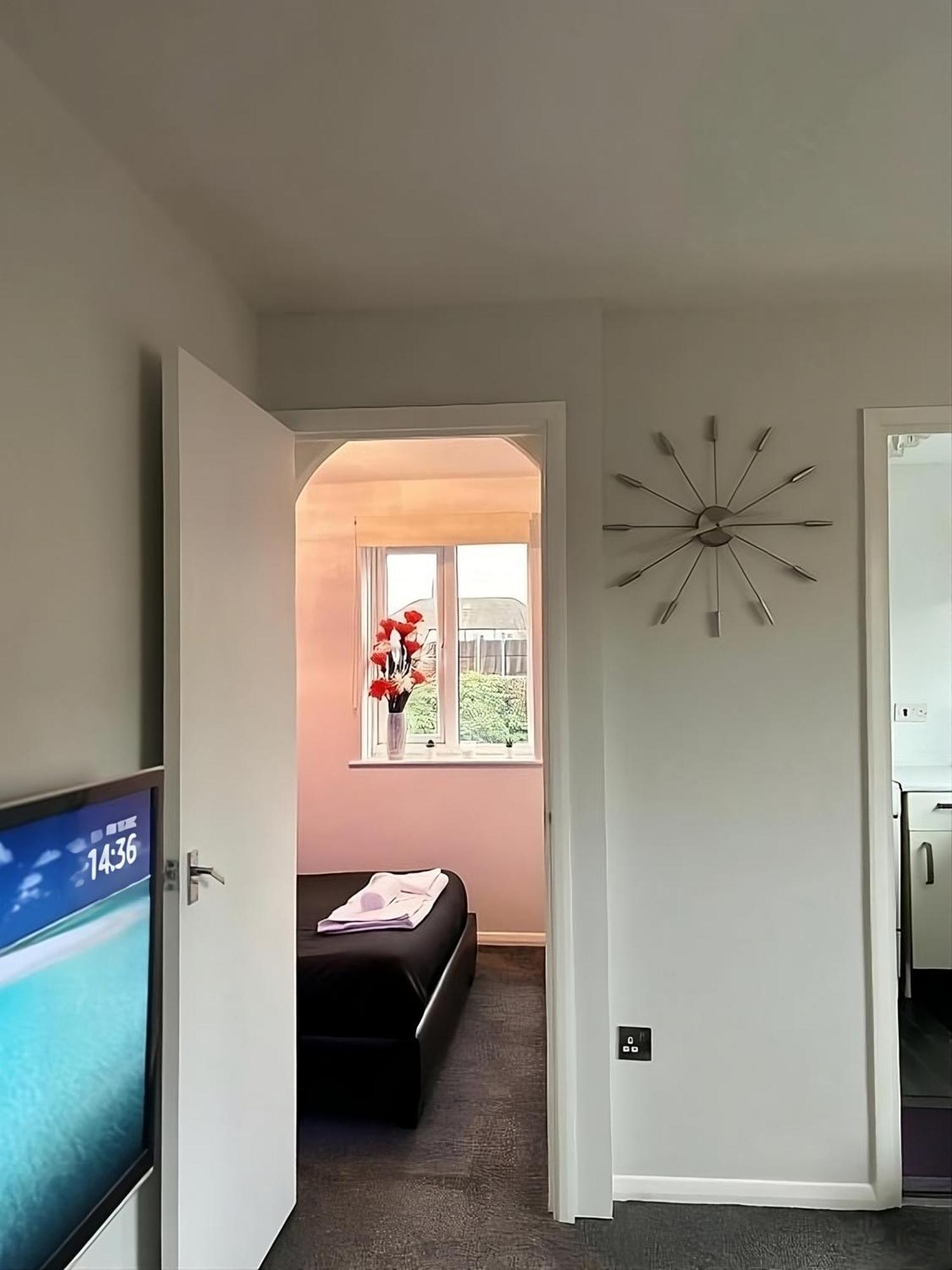 Sleek & Stylish - E15 Apartment With Parking Лондон Экстерьер фото