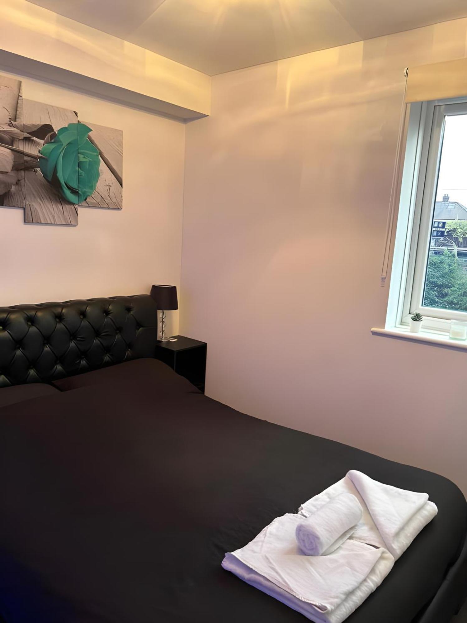 Sleek & Stylish - E15 Apartment With Parking Лондон Экстерьер фото