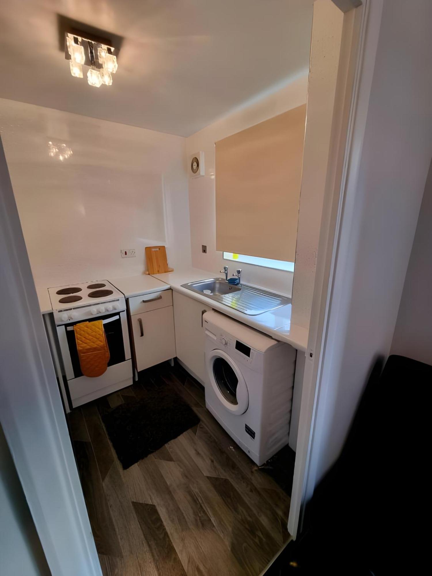 Sleek & Stylish - E15 Apartment With Parking Лондон Экстерьер фото